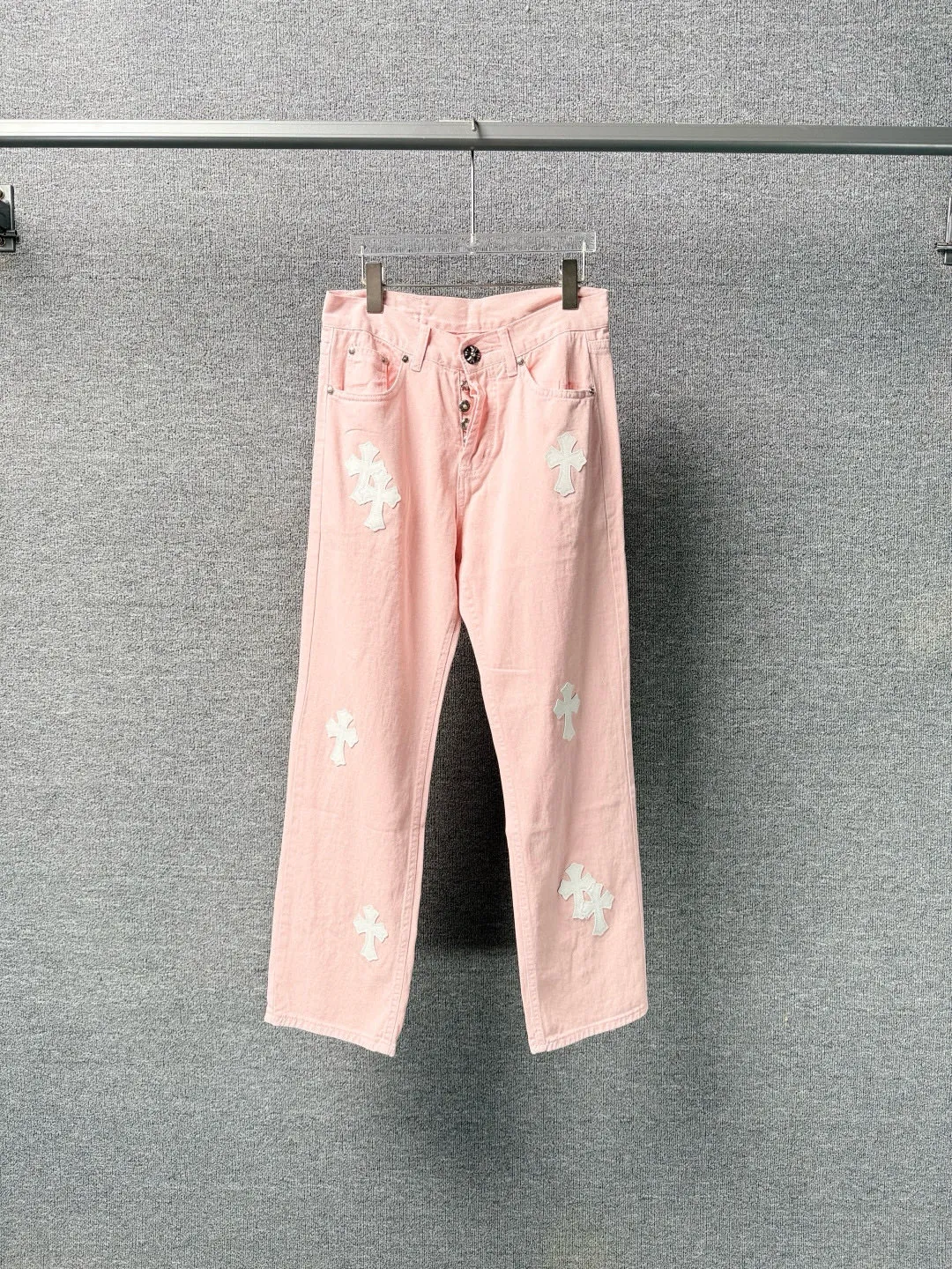 P270 💰 (Top version) Chrome hearts | CH Chrome hearts limited edition cherry blossom pink leather jeans for girls. Charming dopamine personality jeans. Indispensable for fashionistas. The same style for celebrities. A model touted by many bloggers. This new pair of pants is perfect both in shape and upper body. It is no exaggeration to say that making a pair of jeans is equivalent to making 20 pieces of short-sleeves. The fabric is made of high-quality imported denim. It has a unique high-end texture. I am very satisfied with it after washing and proofing several times. Color: Sakura pink Size: 28-30-32-34 (corresponds to S-M-L-XL)